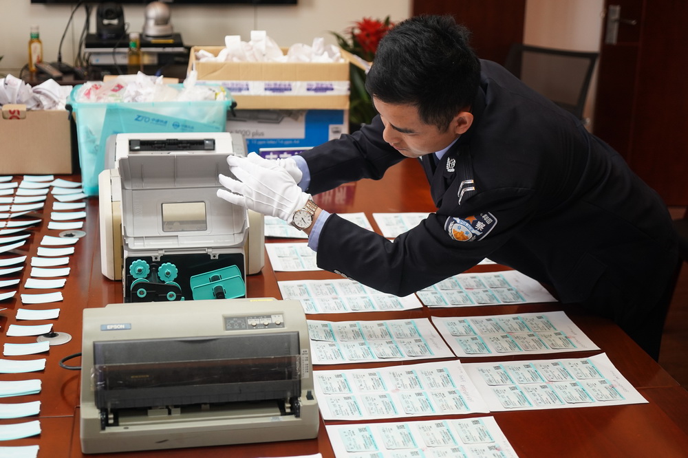 1月6日，在南京站派出所，民警整理繳獲的作案工具。