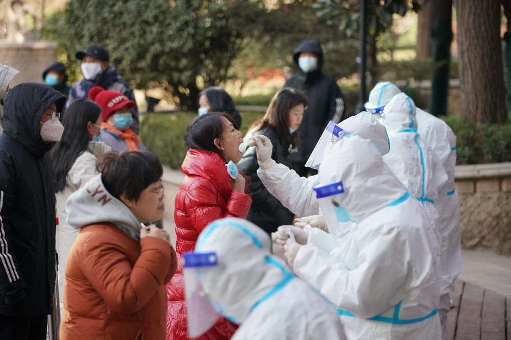 1月6日,医护人员在石家庄市桥西区恒大城内为居民进行核酸采样.