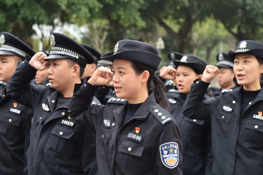 1月6日，在南宁市公安局青秀分局中山派出所，民警在重温入警誓词。