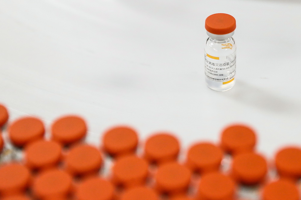 1月6日在科興中維新冠疫苗包裝車間內拍攝的待包裝的西林瓶裝疫苗。