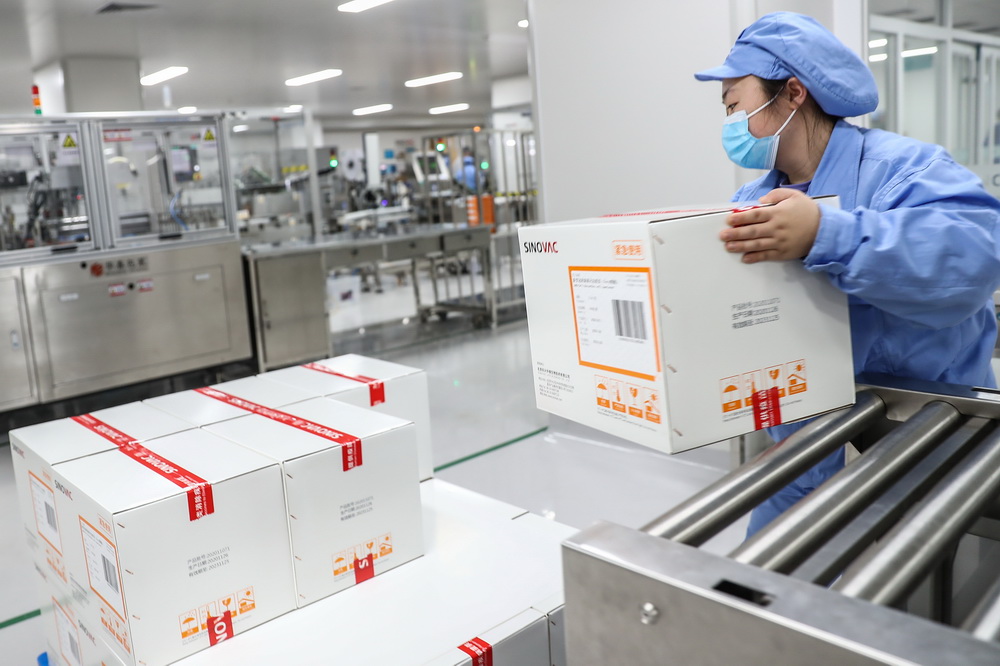 1月6日，工作人員在科興中維的新冠疫苗包裝車間搬運新冠疫苗成品。