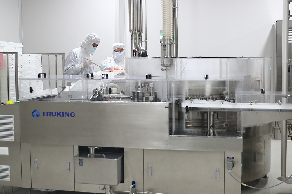 1月6日，工作人員在科興中維的新冠疫苗生產車間西林瓶清洗區工作。