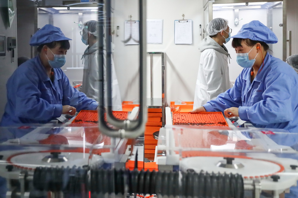 1月6日，工作人員在科興中維新冠疫苗包裝車間內工作。