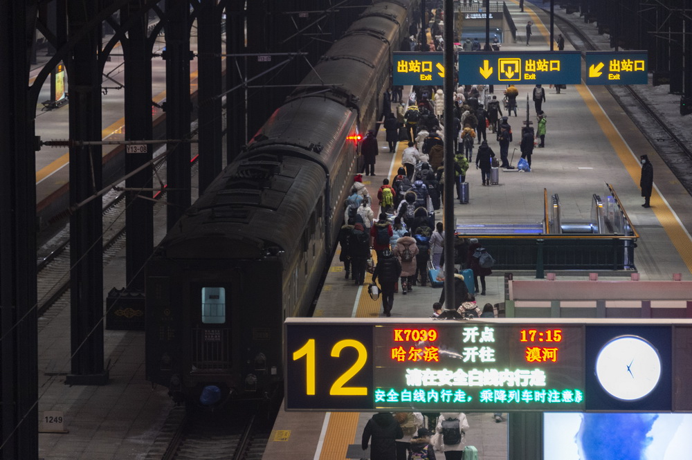 2021年1月6日，旅客在哈尔滨站登上K7039次列车。