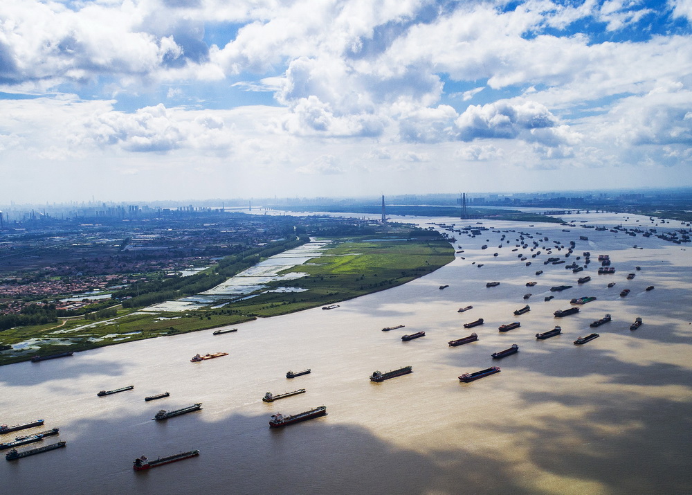 船舶在湖北省武汉市阳逻港区水域行驶（2018年8月13日摄，无人机照片）。新华社记者 肖艺九 摄