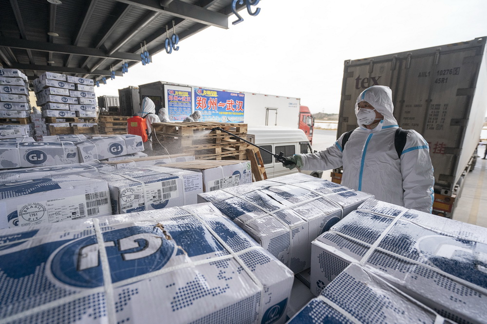 1月7日，在武汉万吨・华中冷链港，工作人员对进口冷链食品进行消杀。
