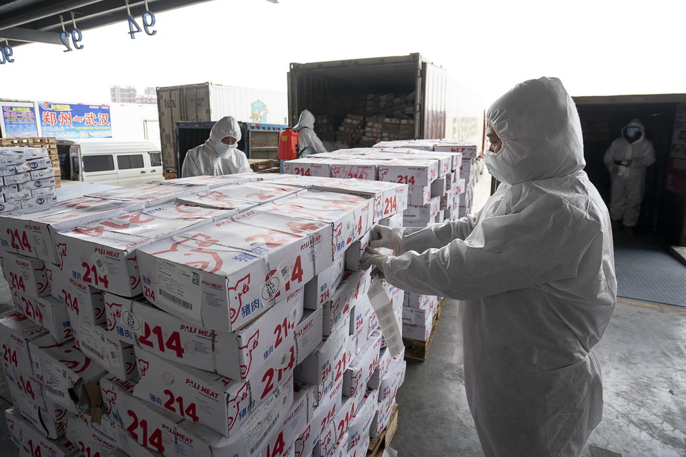 1月7日，在武汉万吨・华中冷链港，工作人员对进口冷链食品贴上用以溯源的“鄂冷链”码。