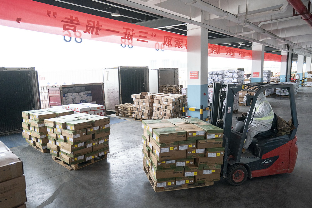 1月7日，在武汉万吨・华中冷链港，工作人员运送即将出库的进口冷链食品。