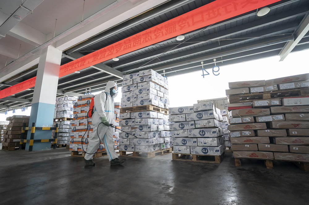 1月7日，在武汉万吨・华中冷链港，工作人员对进口冷链食品卸货区进行消杀。