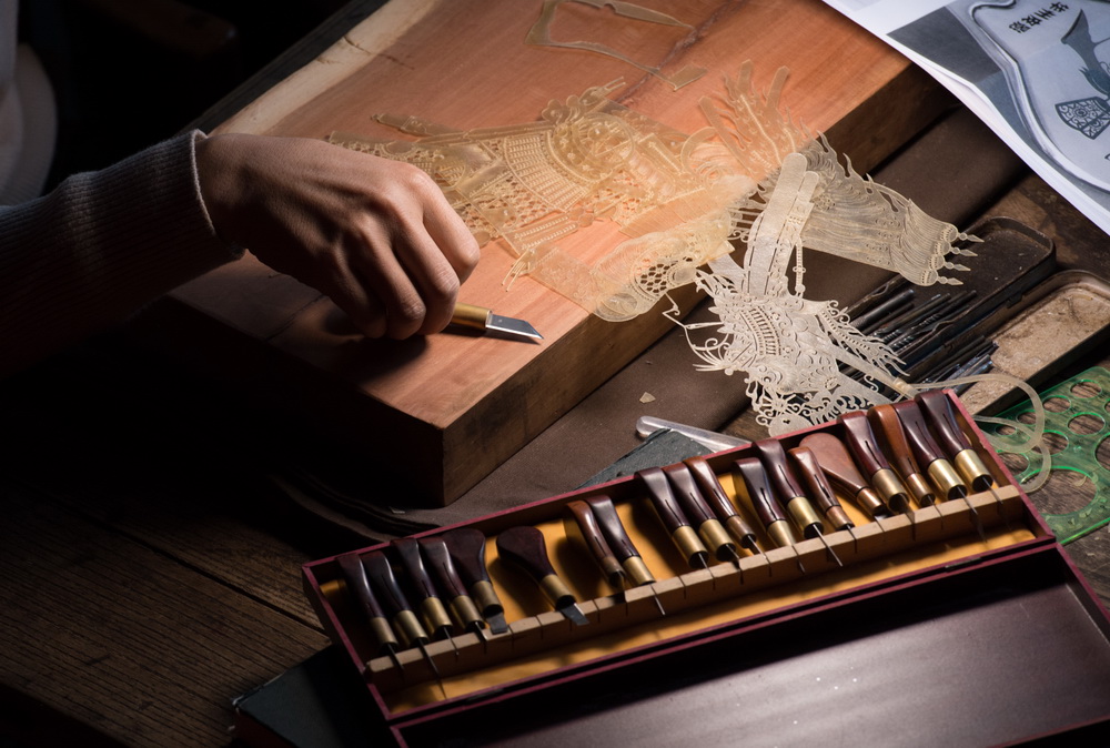 1月7日，在陜西西安明清皮影藝術博物館，王可拿起雕刻製作皮影用的刻刀。