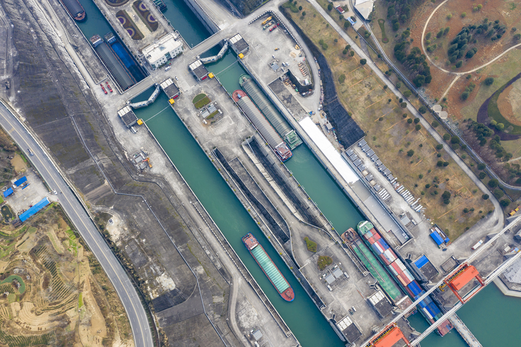 1月10日，船舶有序通過三峽五級船閘（無人機照片）。新華社發（鄭家裕 攝）