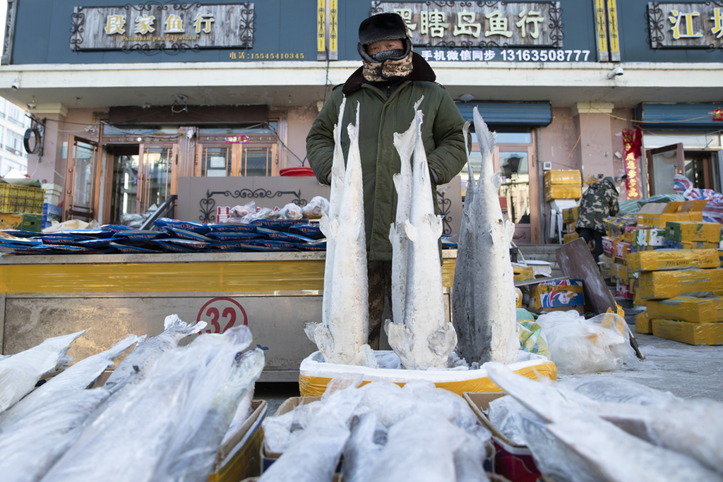 1月9日，商戶在撫遠“東極魚市”銷售凍魚。