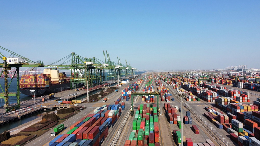 這是1月11日拍攝的天津港太平洋國際集裝箱碼頭一景（無人機照片）。