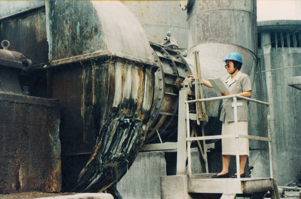鐘本和在化工廠觀察設備運行情況（資料照片）。新華社發