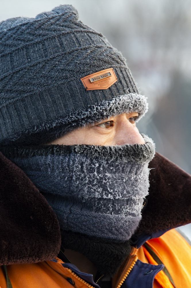 1月11日，一名安全员在漠河站作业时围脖和帽子上了霜。