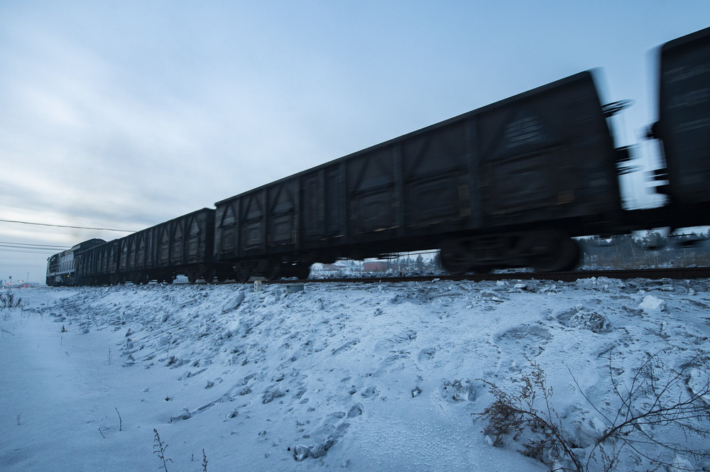 1月11日，一列火车驶入漠河站。