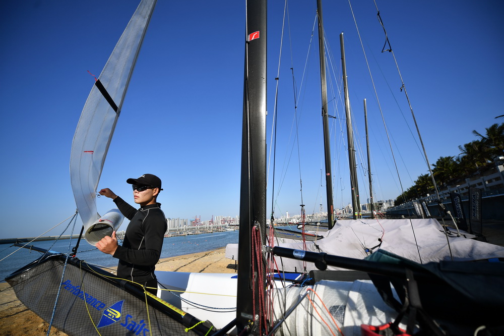 1月12日，帆船帆板隊選手在海口海濱冬訓。