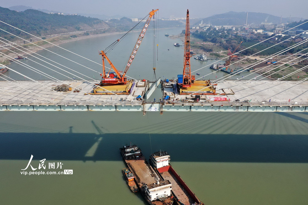 2021年1月12日，在四川省宜賓三江新區鹽坪壩長江大橋建設現場，隨著最后一根鋼梁的橫梁緩緩放下，經過近4天的施工，大橋主橋主跨鋼梁順利合龍。