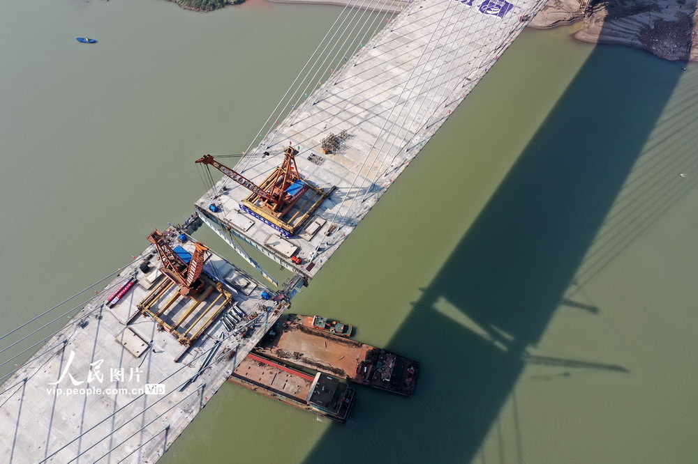 2021年1月12日，在四川省宜賓三江新區鹽坪壩長江大橋建設現場，隨著最后一根鋼梁的橫梁緩緩放下，經過近4天的施工，大橋主橋主跨鋼梁順利合龍。