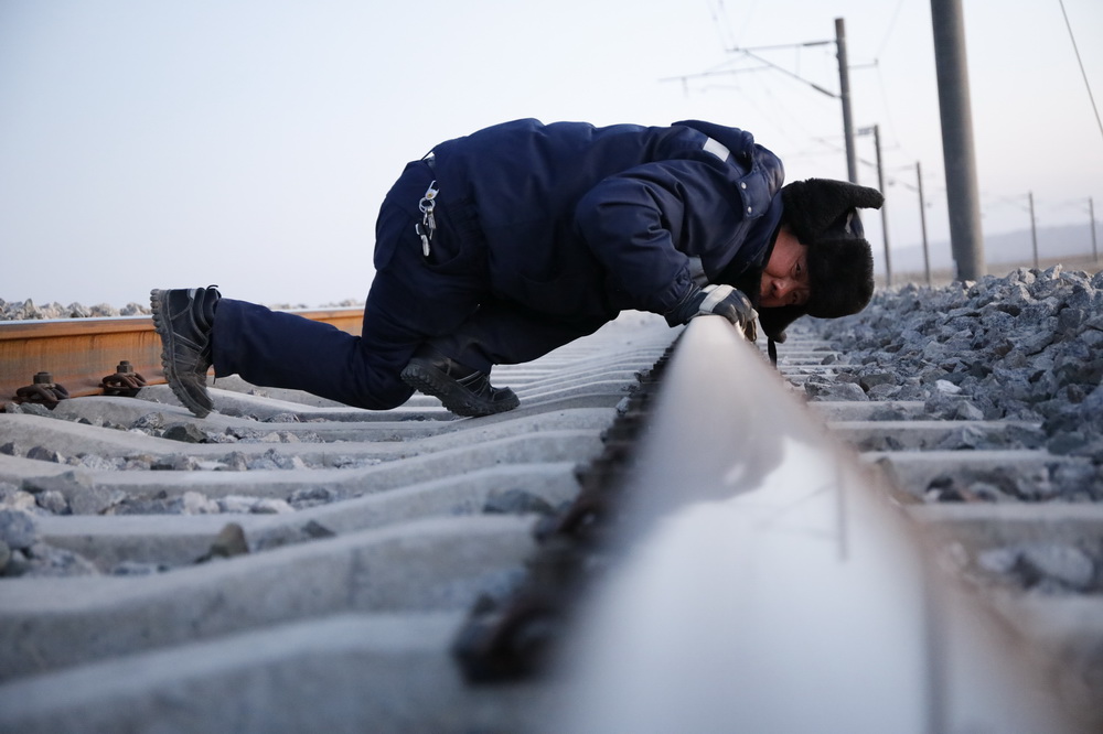 1月12日，“清沙人”對敦煌鐵路進行維護。
