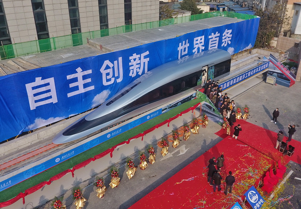 這是1月13日拍攝的高溫超導高速磁浮工程化樣車外觀及試驗線（無人機照片）。新華社記者 劉坤 攝