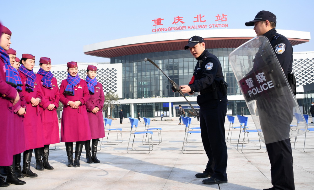 1月13日，重慶客運段乘務人員和重慶鐵路公安處民警進行應急技能模擬演練。