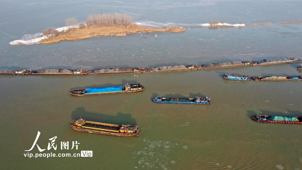 2021年1月14日，船舶在洪澤湖南線航道上有序航行。