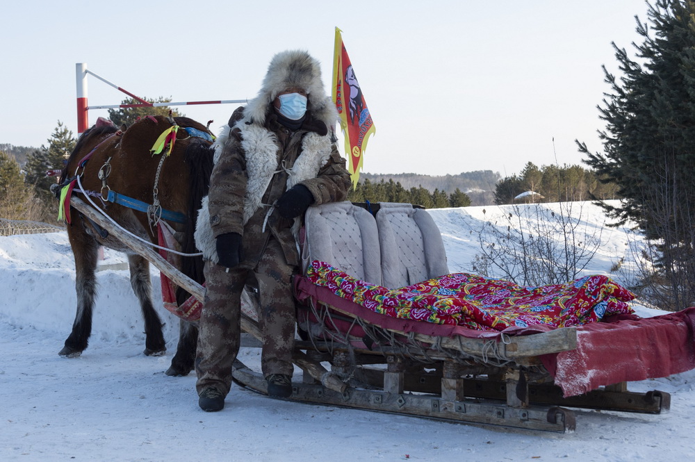 1月13日，當地村民在北極村等待遊客乘坐馬拉爬犁。