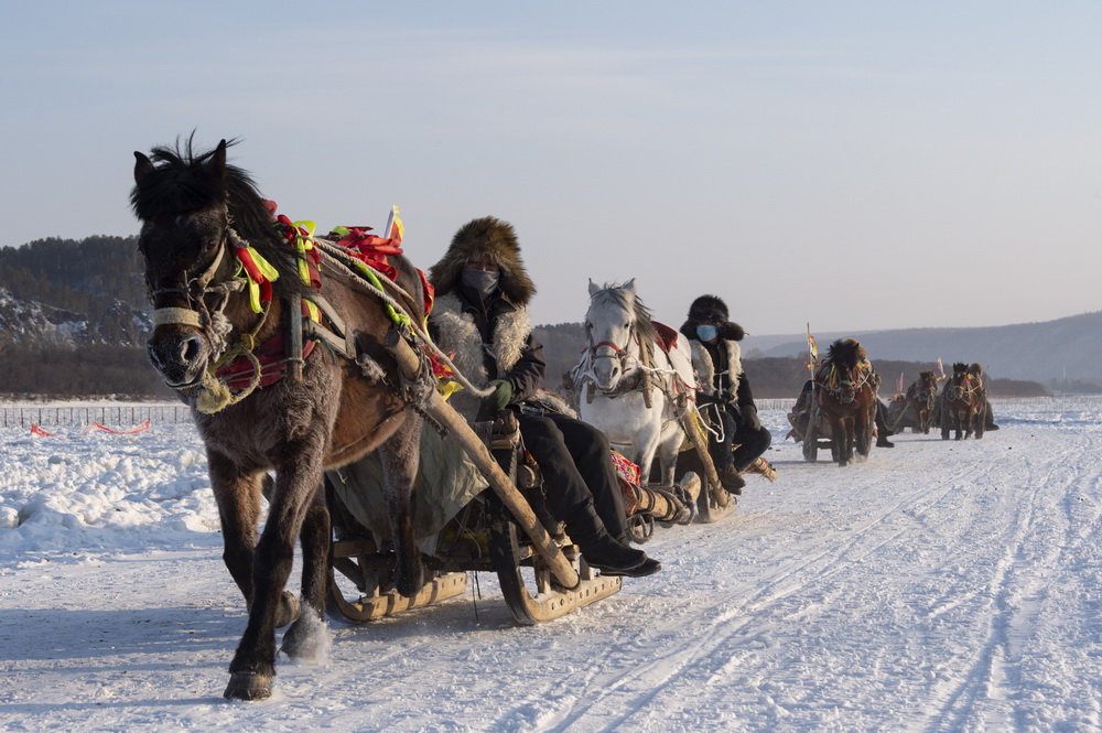 1月13日，當地村民用馬拉爬犁帶遊客遊玩北極村。