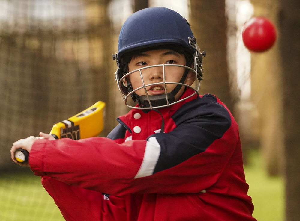 青龍路小學學生楊李明浩在板球課上練習擊球（1月11日攝）。新華社發（李曉果攝）