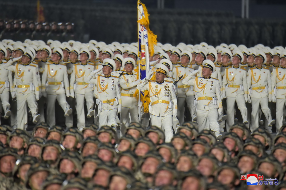 这张朝中社1月15日提供的照片显示，1月14日晚，朝鲜在平壤金日成广场举行纪念朝鲜劳动党第八次代表大会阅兵式。