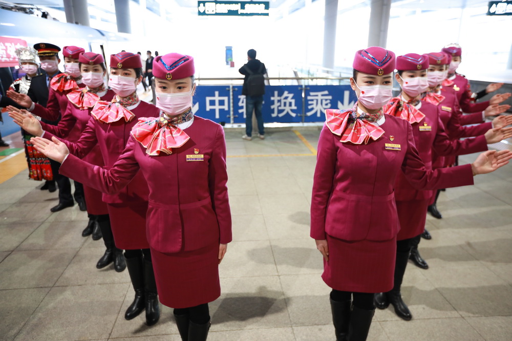 1月15日，贵阳客运段的工作人员在欢迎旅客乘车。