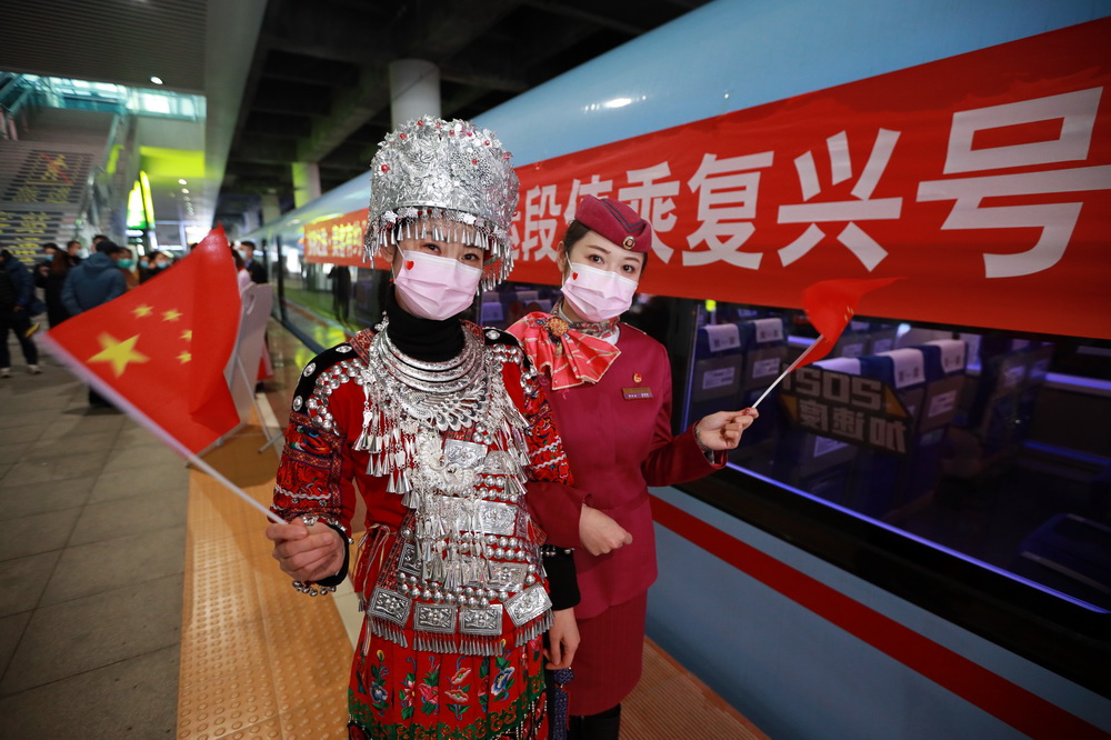 1月15日，贵阳客运段的“动姐”们在欢迎旅客乘车。