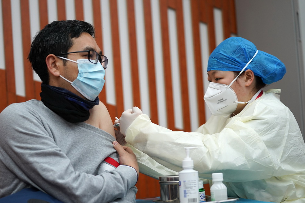 1月14日，在北京市東城區崇外街道臨時接種點，來自北京市普仁醫院的工作人員在為接種人員接種新冠疫苗。