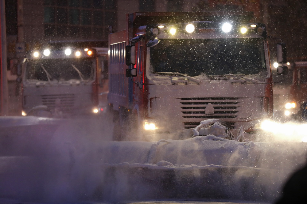 1月15日早晨，兩輛除雪車在沈陽市北陵大街上除雪。