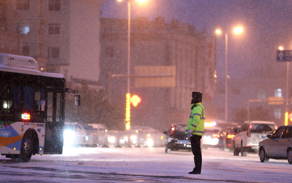 1月15日早晨，一位交警在沈陽市泰山路上執勤。