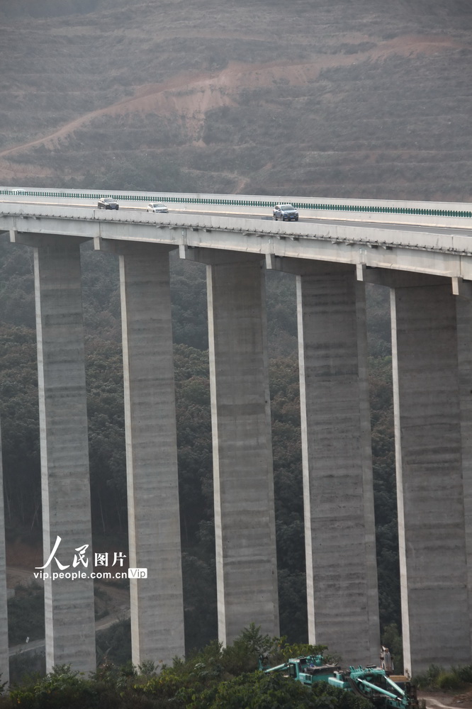 2021年1月15日，車輛行駛在景海高速的曼賀勐大橋。
