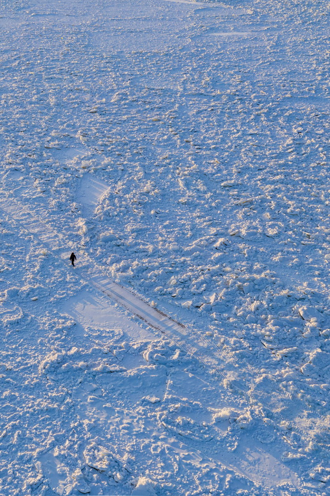 1月9日，漠河市公安局北極邊境派出所洛古河夫妻警務室民警史先強在洛古河村旁封凍的黑龍江面上進行巡邏（無人機照片）。