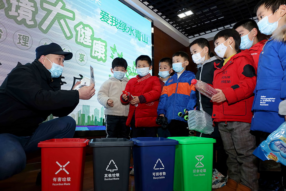 1月15日，在合肥市瑤海區勝利路街道紅旗社區，環保宣傳員在為孩子們講解減少塑料污染和垃圾分類等環保知識。