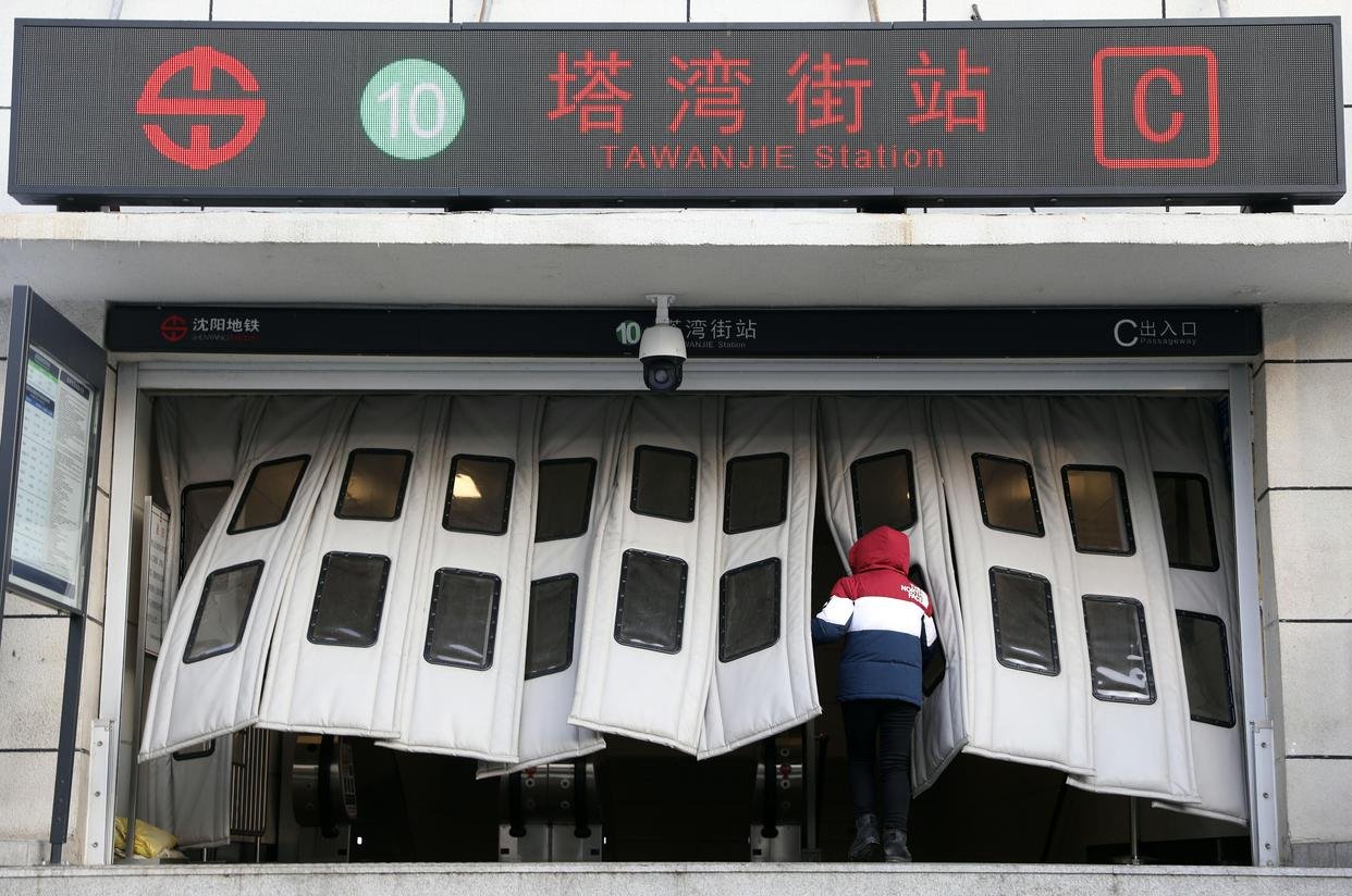 1月17日早晨，一位市民走入當日恢復開通的地鐵塔灣街站。新華社記者 姚劍鋒 攝