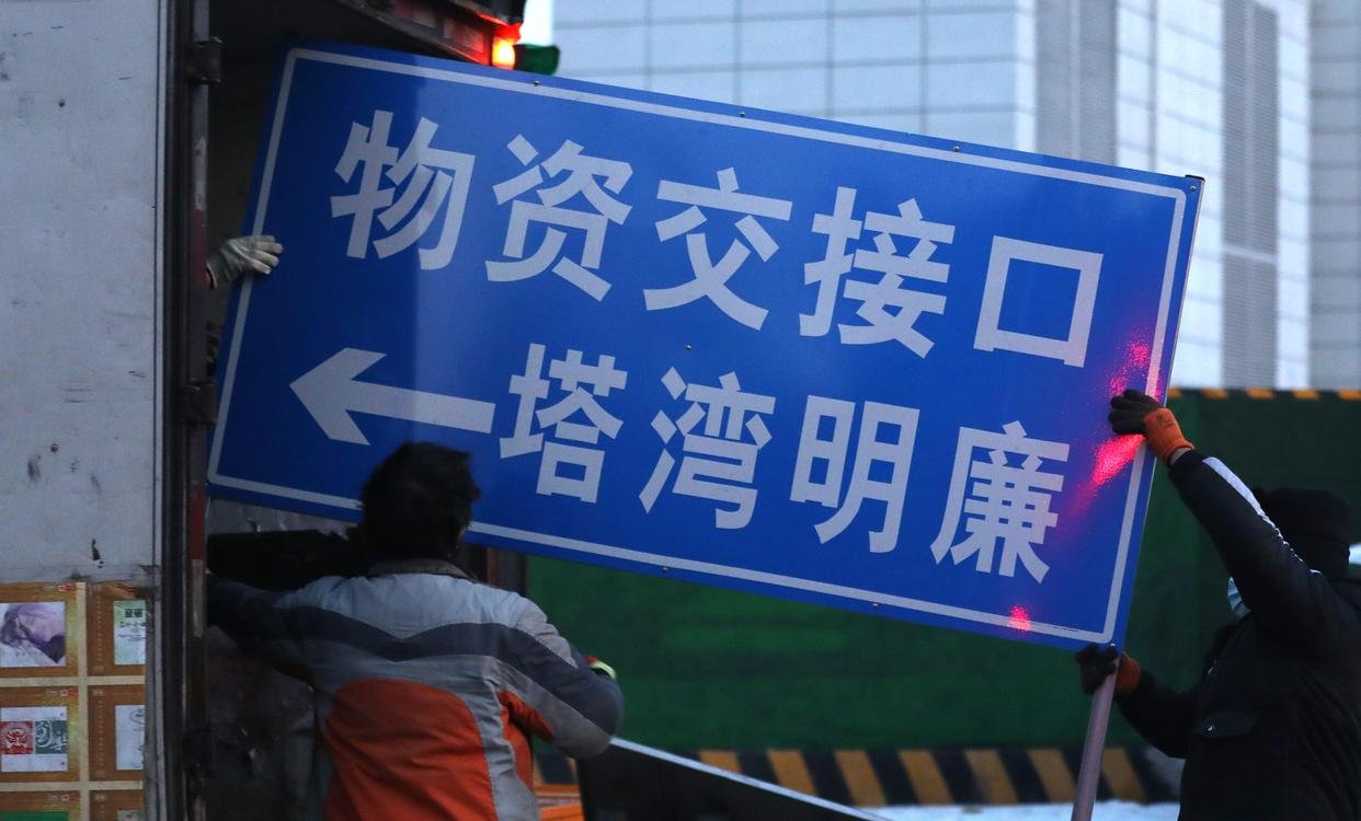 　1月17日早晨，工作人員在昆山西路塔灣街將管控期間使用的交通標志裝車運走。新華社記者 姚劍鋒 攝