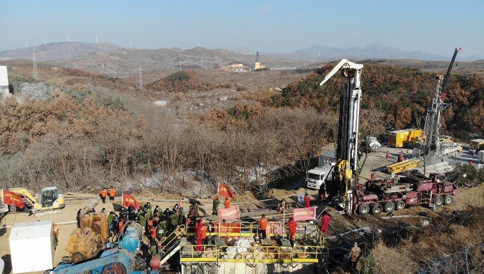 1月17日，救援人員在事故現場工作（無人機照片）。新華社記者 王凱 攝