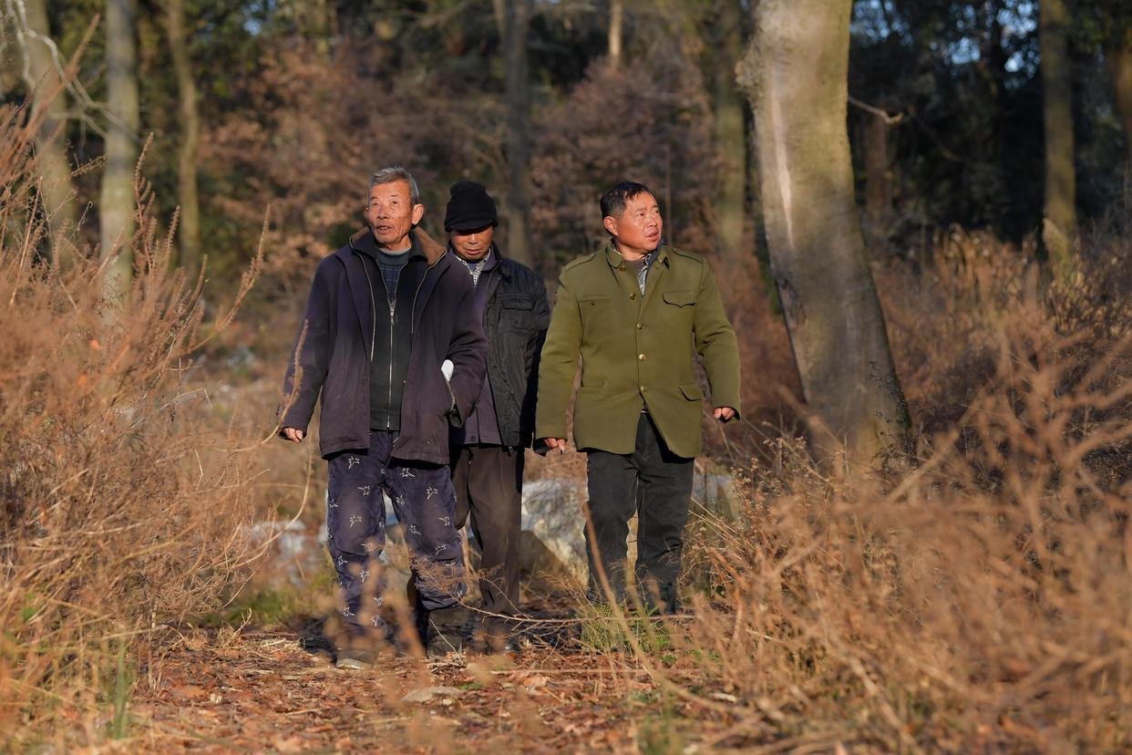 在江西省都昌縣蘇山鄉達子咀村，村裡的護鳥巡護隊隊員在巡查（1月13日攝）。