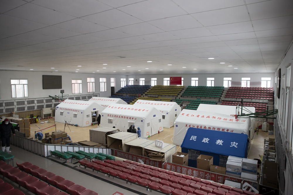 1月17日拍攝的設在望奎縣體育館內的移動方艙檢測實驗室。