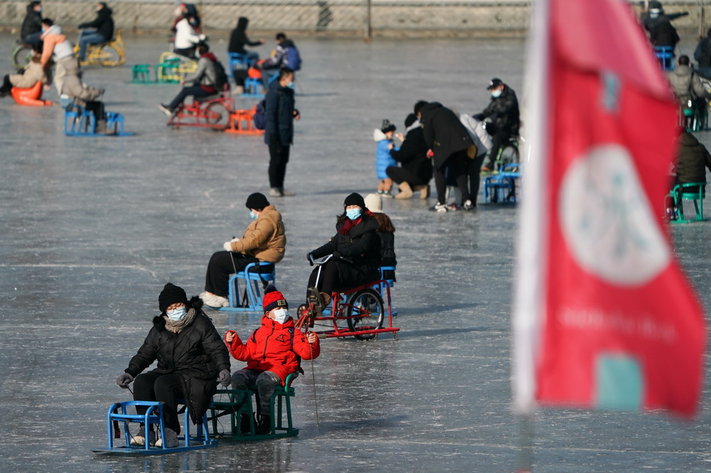 1月17日，市民在什剎海冰場體驗滑冰車。