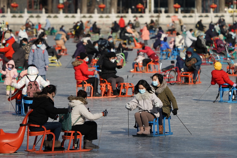 1月17日，市民在北京什剎海冰場體驗冰上運動。