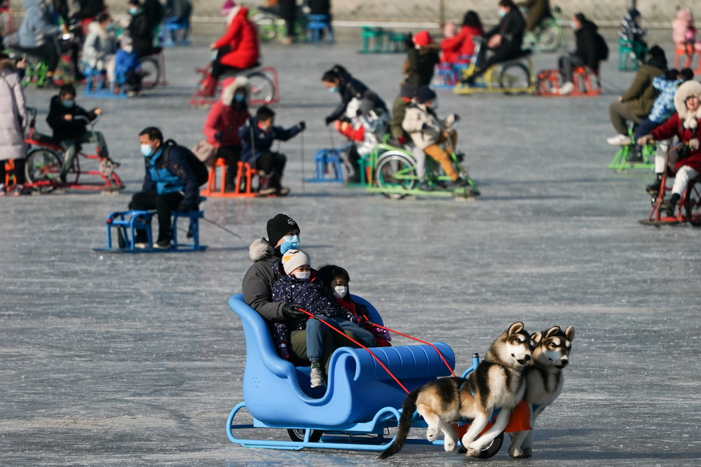 1月17日，小朋友和家長一起體驗冰上運動。