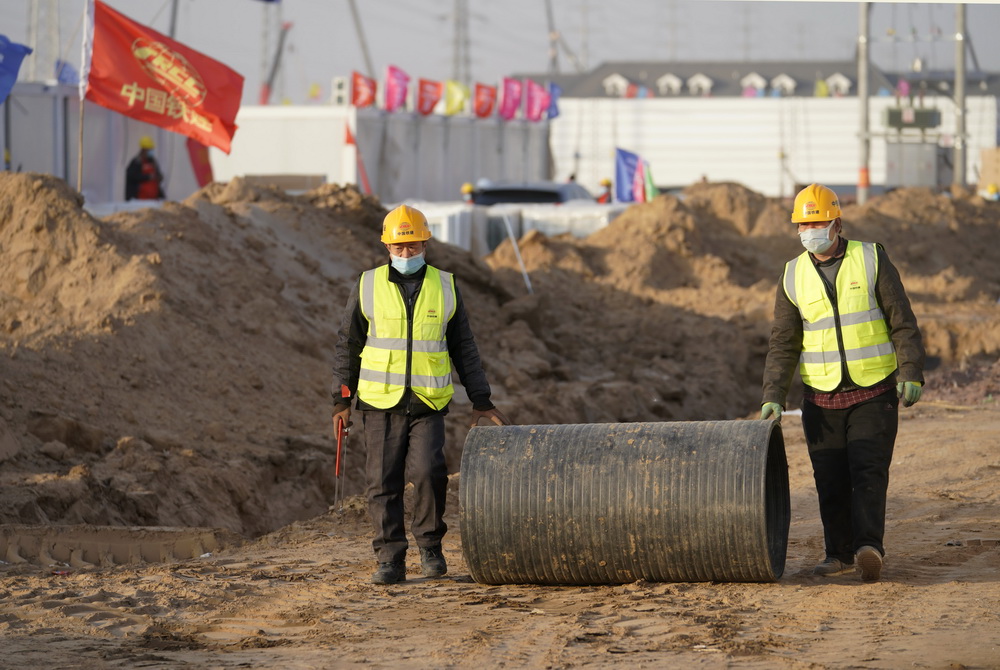 1月17日，工人在石家庄黃庄公寓隔離場所項目工地施工。新華社記者 邢廣利 攝