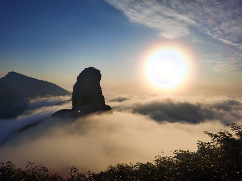  1月17日在貴州銅仁梵淨山拍攝的夕陽雲海景觀。