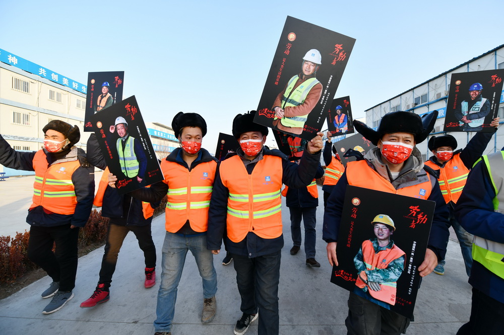 1月18日，中建一局北京城市副中心工地的建設者代表們領到了自己的“微笑”照片。